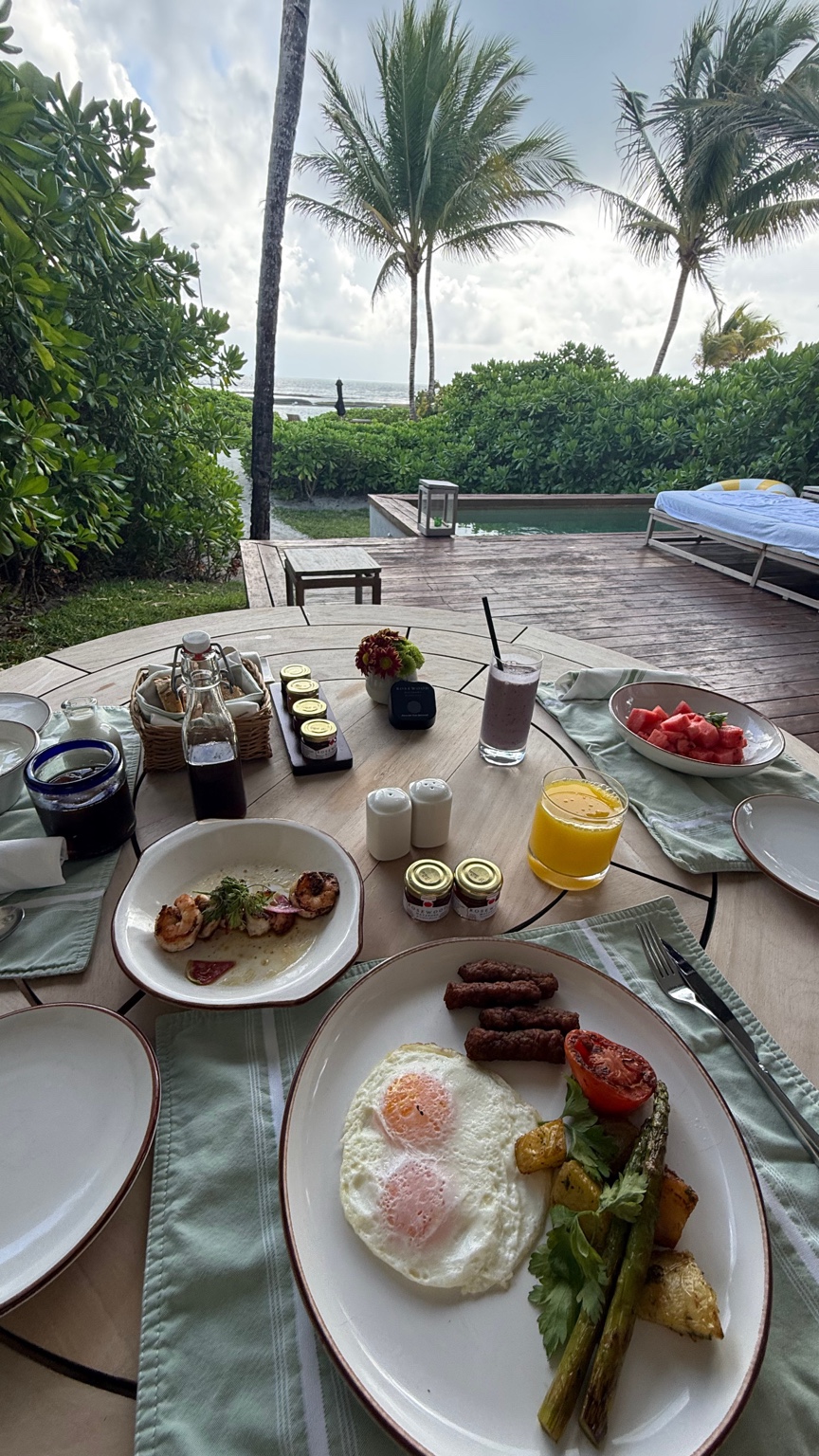 Ocean-side breakfast with palms and pool